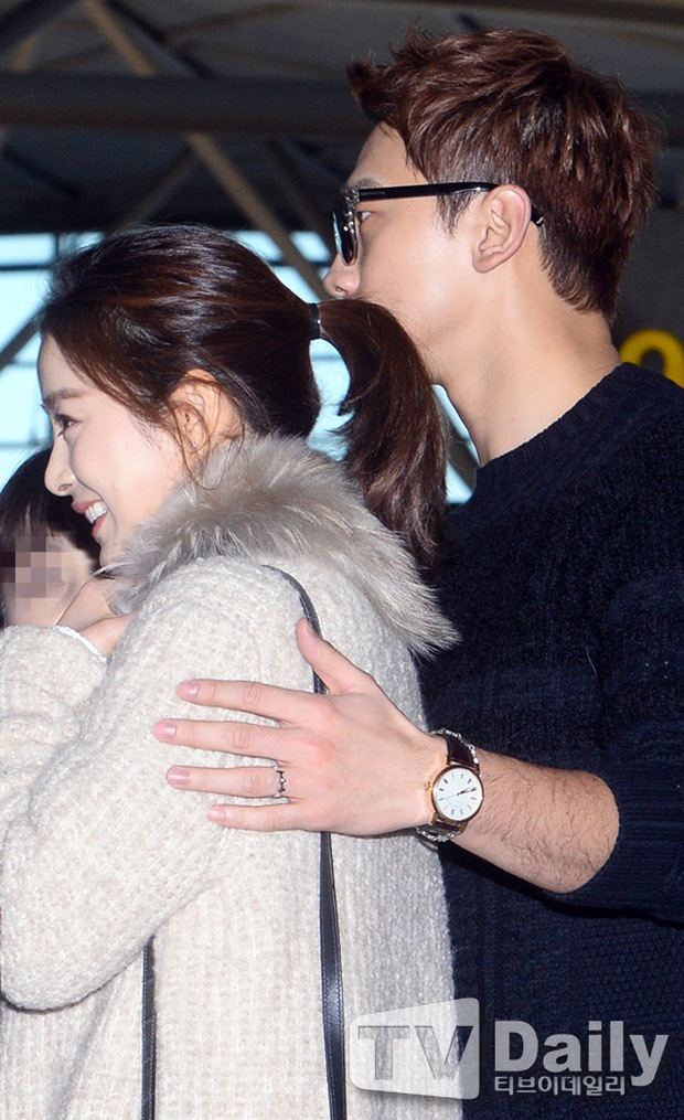 The 3 most powerful couples in Kbiz landed at the airport for their honeymoon: Kim Tae Hee and BinJin's family was so sweet, why is Song Song so strange?  - Photo 11.