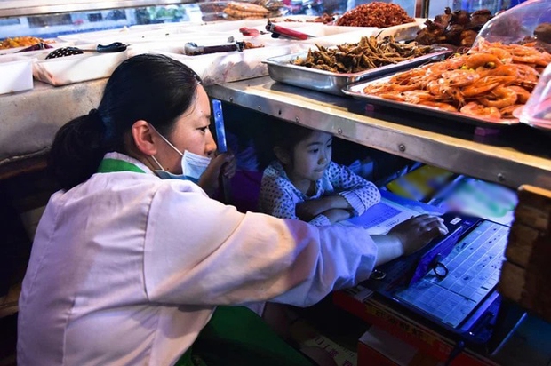 Bức ảnh em bé ngồi học dưới gian hàng mẹ bán ngoài chợ đang gây xúc động mạnh: Tất cả vì niềm hy vọng tương lai - Ảnh 3. Bức ảnh em bé ngồi học dưới gian hàng mẹ bán ngoài chợ đang gây xúc động mạnh: Tất cả vì niềm hy vọng tương lai - Ảnh 3.