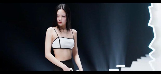 Nhóm nữ đầy thị phi nhà HYBE tung trailer đầu tiên là video... thời trang, tính soán ngôi BLACKPINK đấy à? - Ảnh 7. Nhóm nữ đầy thị phi nhà HYBE tung trailer đầu tiên là video... thời trang, tính soán ngôi BLACKPINK đấy à? - Ảnh 7.