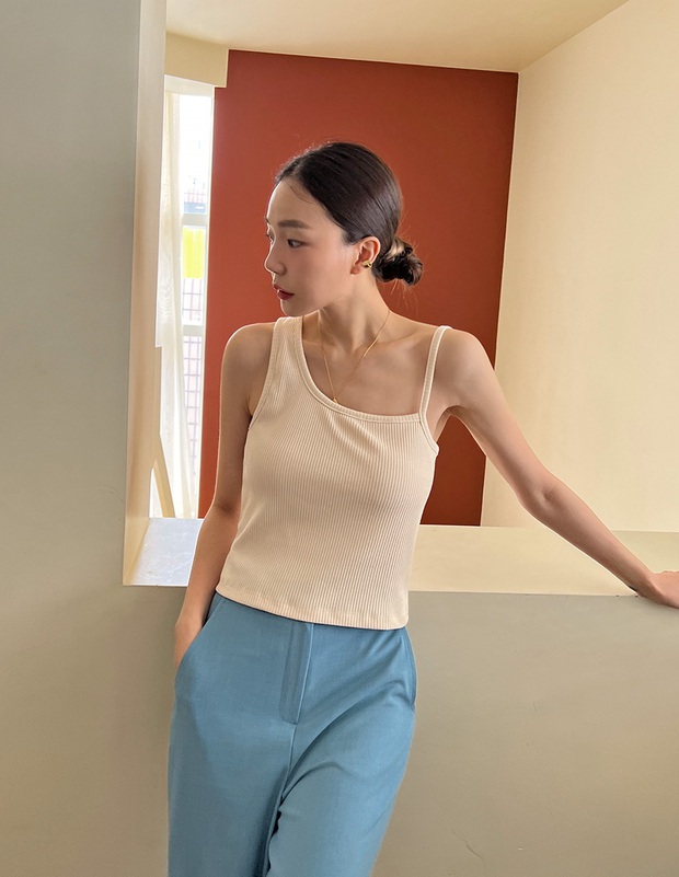 Mùa hè nhất định phải sắm 4 kiểu áo trắng này để mặc thế nào cũng trẻ trung, tinh tế - Ảnh 12. Mùa hè nhất định phải sắm 4 kiểu áo trắng này để mặc thế nào cũng trẻ trung, tinh tế - Ảnh 12.