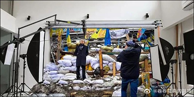 Thực hư vụ phóng viên chiến trường Ukraine tạo dáng trong trường quay? - Ảnh 3.