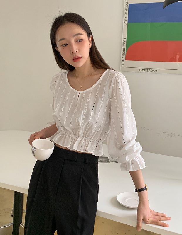 Mùa hè nhất định phải sắm 4 kiểu áo trắng này để mặc thế nào cũng trẻ trung, tinh tế - Ảnh 8. Mùa hè nhất định phải sắm 4 kiểu áo trắng này để mặc thế nào cũng trẻ trung, tinh tế - Ảnh 8.