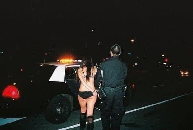 A popular pop queen was once arrested by the police for wearing revealing clothes during her nugu days - Photo 3.