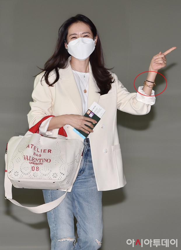 Not wearing a wedding ring, but Hyun Bin - Son Ye Jin carries these 2 items affirming this sovereignty - Photo 2.