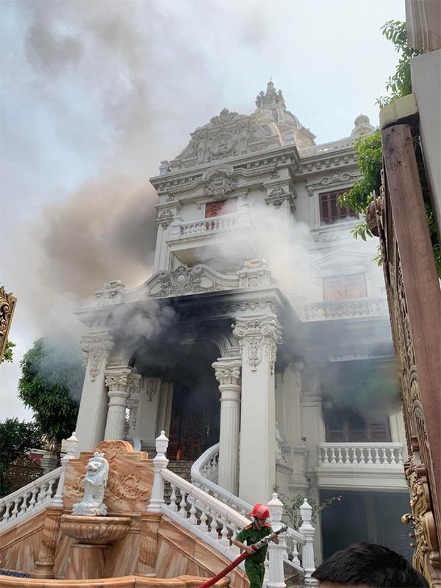 Ảnh: Cận cảnh hiện trường vụ cháy căn biệt thự khiến nữ chủ nhà tử vong ở Quảng Ninh - Ảnh 3.