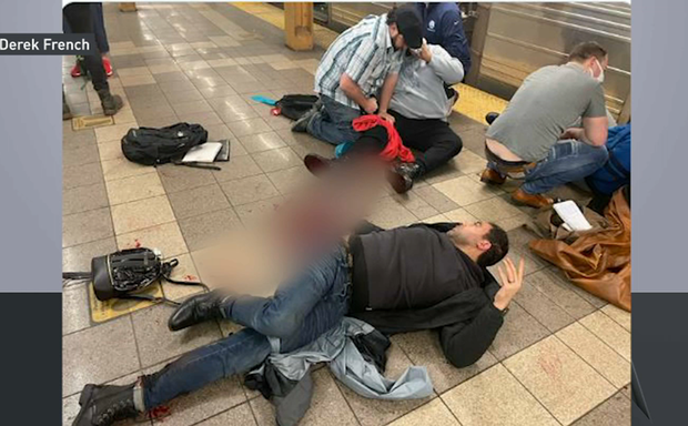 NÓNG: Nhiều người bị bắn trong ga tàu điện ngầm ở Brooklyn - Ảnh 1.