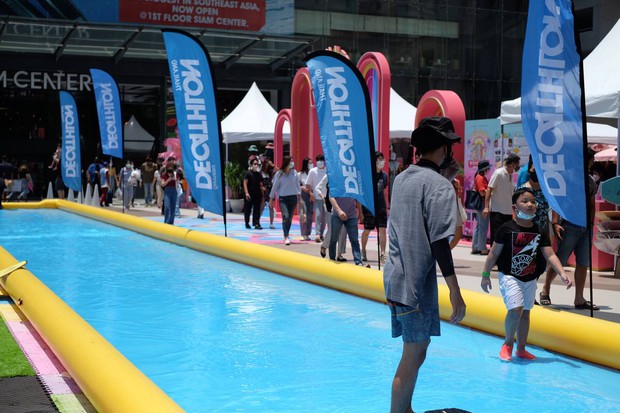 Ngay lúc này tại lễ hội lớn nhất năm của Thái Lan: Dù không được té nước nhưng du khách vẫn có thể tham gia hoạt động thú vị này - Ảnh 2.