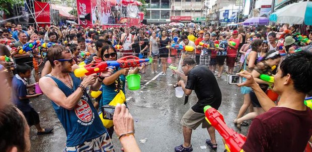Cảnh khó tin tại Lễ Songkran Thái Lan hôm nay: Khách Tây đổ xuống đường té nước mặc lệnh cấm, khách Việt kêu trời vì… quá nóng - Ảnh 1.