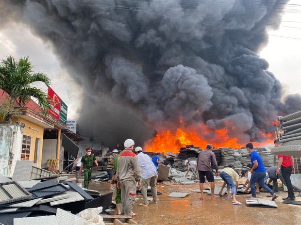 Cháy lớn ở Khu công nghiệp Nhơn Bình, khói lửa bốc lên ngùn ngụt - Ảnh 2.