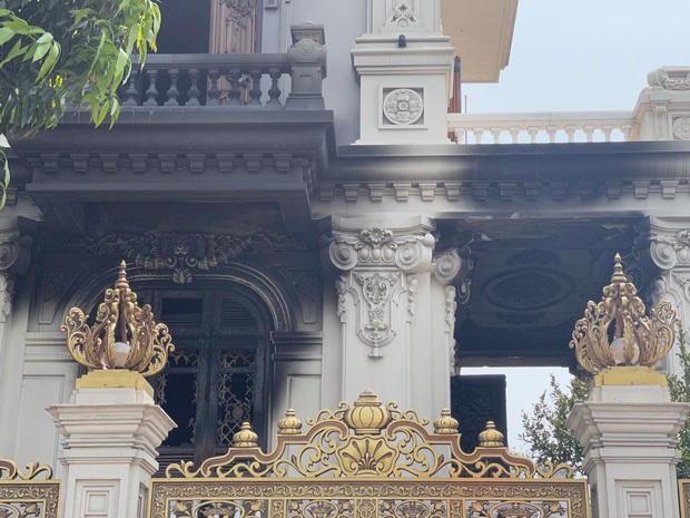 Vụ cháy biệt thự khiến nữ chủ nhà tử vong: Toàn bộ tầng 1 với nội thất bằng gỗ và nhiều đồ đạc quý bị thiêu rụi - Ảnh 4. Vụ cháy biệt thự khiến nữ chủ nhà tử vong: Toàn bộ tầng 1 với nội thất bằng gỗ và nhiều đồ đạc quý bị thiêu rụi - Ảnh 4.