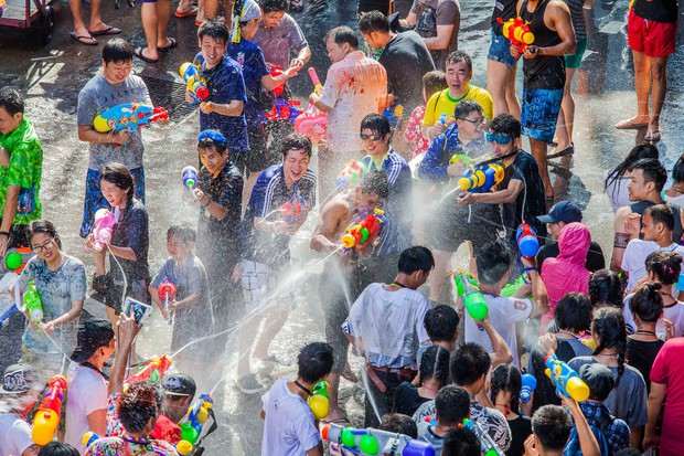 Đến chơi Lễ hội té nước Songkran 2022 ở Thái Lan nhưng… không được té nước, khách nước ngoài mếu xệch - Ảnh 1.