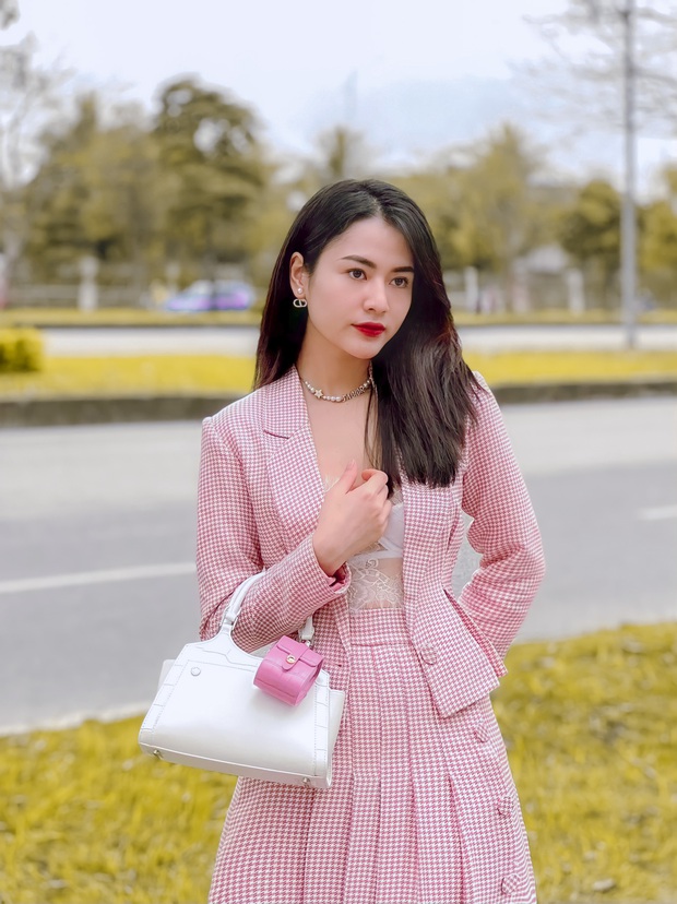 2 sếp nữ mặc đẹp nhất phim Việt: Nghiện sắm đồ local brand, váy áo trông chanh sả mà giá chỉ trên dưới 1 triệu đồng - Ảnh 8.