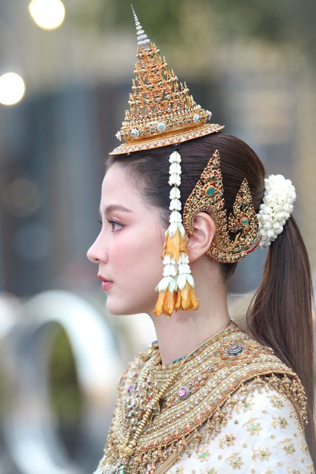 Nữ thần lễ phục Thái gọi tên Baifern (Chiếc Lá Bay): Bé đã xinh xỉu, lớn hóa nữ thần Songkran đẹp điên đảo 2 năm với bộ đồ tiền tỷ - Ảnh 11.