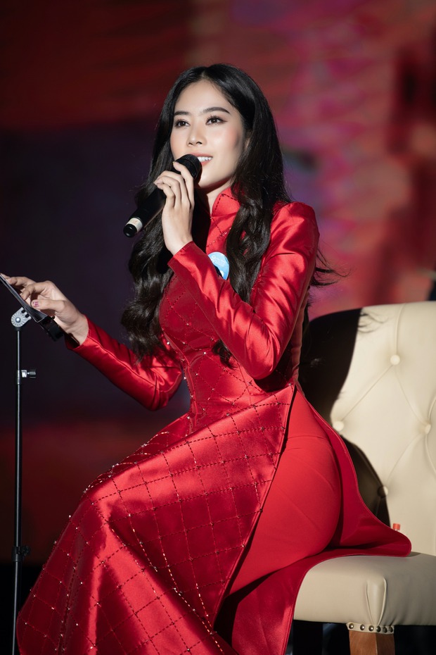 Appearing only 3 seconds in the clip of Miss World Vietnam 2022 contestants showing off their figure, Nam Em attracted attention because of her unique sitting posture - Photo 7.