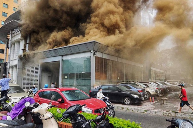 Hà Nội: Cháy nhà hàng dưới hầm toà nhà Vicostone 167 Hoàng Ngân, khói nâu bốc cao hàng chục mét, người dân hoảng hốt bỏ chạy - Ảnh 1.