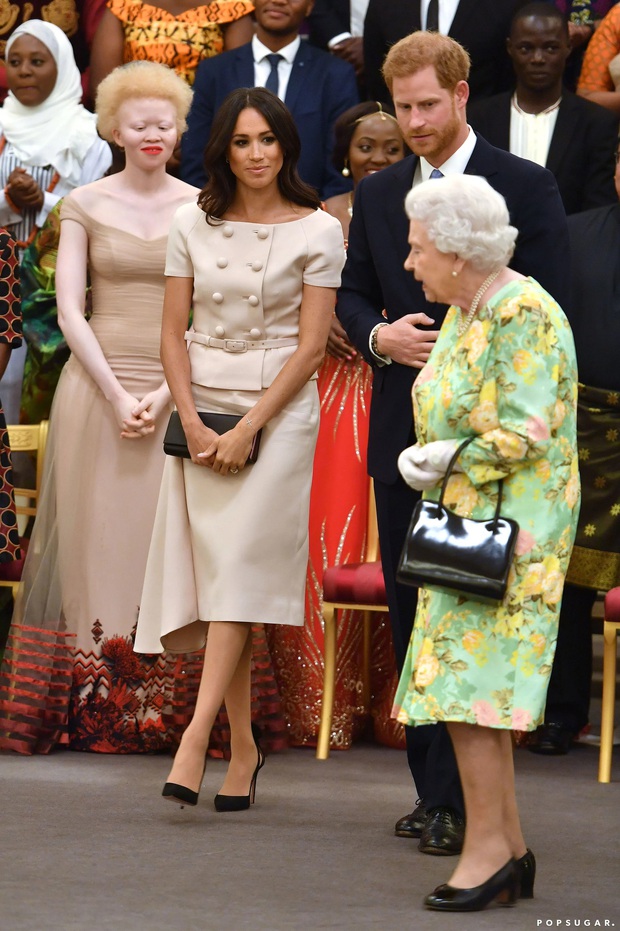 Nhìn Kate Middleton và Meghan Markle lên đồ khi ở cạnh Nữ hoàng Anh, phải công nhận họ là những cô cháu dâu vàng ngọc - Ảnh 4.