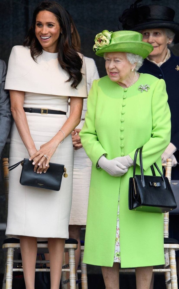 Nhìn Kate Middleton và Meghan Markle lên đồ khi ở cạnh Nữ hoàng Anh, phải công nhận họ là những cô cháu dâu vàng ngọc - Ảnh 5.