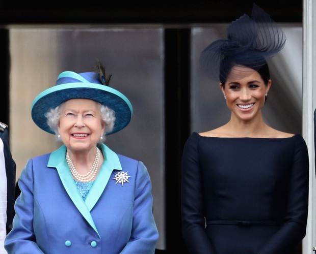 Nhìn Kate Middleton và Meghan Markle lên đồ khi ở cạnh Nữ hoàng Anh, phải công nhận họ là những cô cháu dâu vàng ngọc - Ảnh 6.