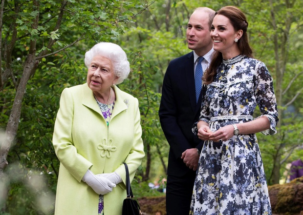 Nhìn Kate Middleton và Meghan Markle lên đồ khi ở cạnh Nữ hoàng Anh, phải công nhận họ là những cô cháu dâu vàng ngọc - Ảnh 10.