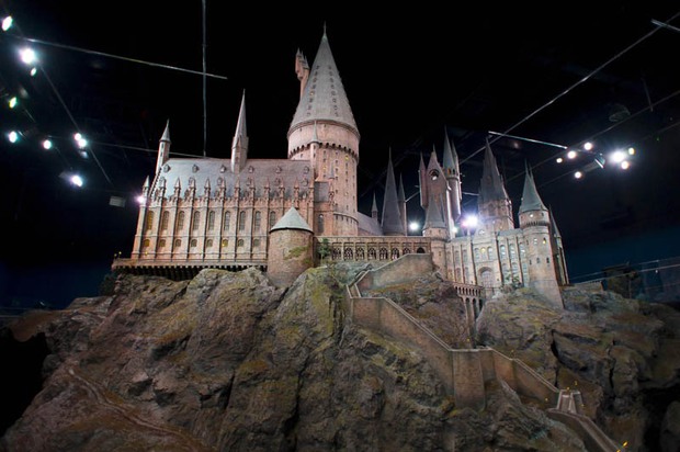 Thì ra lâu đài Hogwarts có thật chứ chẳng cần CGI, bảo sao cảnh Harry Potter đi học chưa bao giả “giả trân” - Ảnh 2.