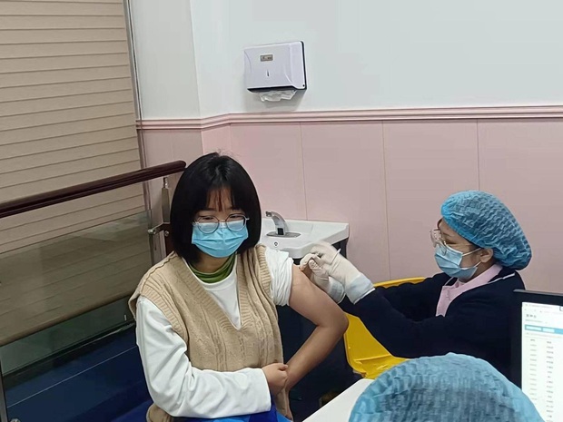 Nữ sinh 14 tuổi sống 10 năm với hàng trăm khối u súp lơ bịt kín trong cổ họng, giọng nói khàn đặc chỉ vì chủ quan với dấu hiệu nhiễm virus HPV - Ảnh 5. Nữ sinh 14 tuổi sống 10 năm với hàng trăm khối u súp lơ bịt kín trong cổ họng, giọng nói khàn đặc chỉ vì chủ quan với dấu hiệu nhiễm virus HPV - Ảnh 5.