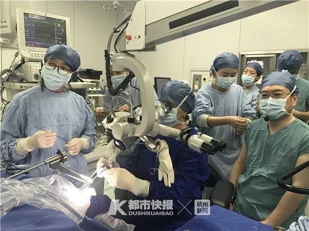 Nữ sinh 14 tuổi sống 10 năm với hàng trăm khối u súp lơ bịt kín trong cổ họng, giọng nói khàn đặc chỉ vì chủ quan với dấu hiệu nhiễm virus HPV - Ảnh 4. Nữ sinh 14 tuổi sống 10 năm với hàng trăm khối u súp lơ bịt kín trong cổ họng, giọng nói khàn đặc chỉ vì chủ quan với dấu hiệu nhiễm virus HPV - Ảnh 4.
