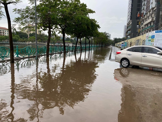 Con đường cạnh hồ Tây sau cơn mưa lớn biến thành… đường thuỷ, netizen kháo nhau: Không đi lượn nữa mà đi bơi! - Ảnh 2.