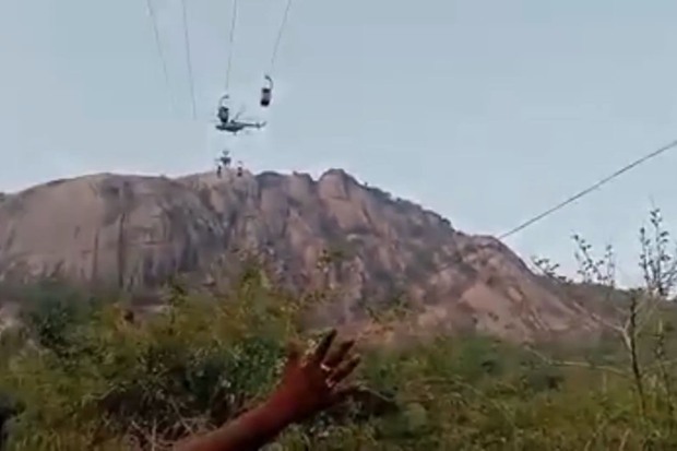 Video: 3 people died after falling from a helicopter to rescue tourists stuck in the cable car - Photo 2.