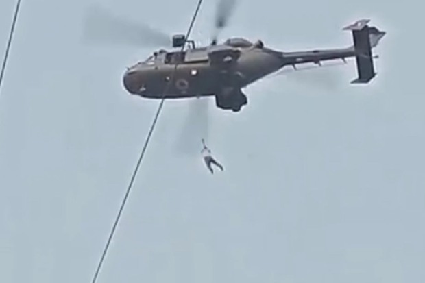 Video: 3 people died after falling from a helicopter to rescue tourists stuck in the cable car - Photo 3.