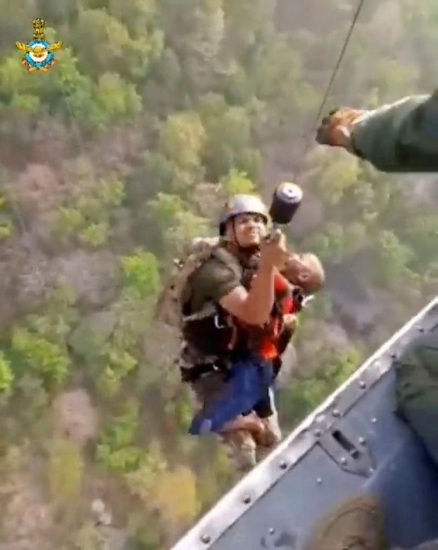 Video: 3 people died after falling from a helicopter to rescue tourists stuck in the cable car - Photo 5.