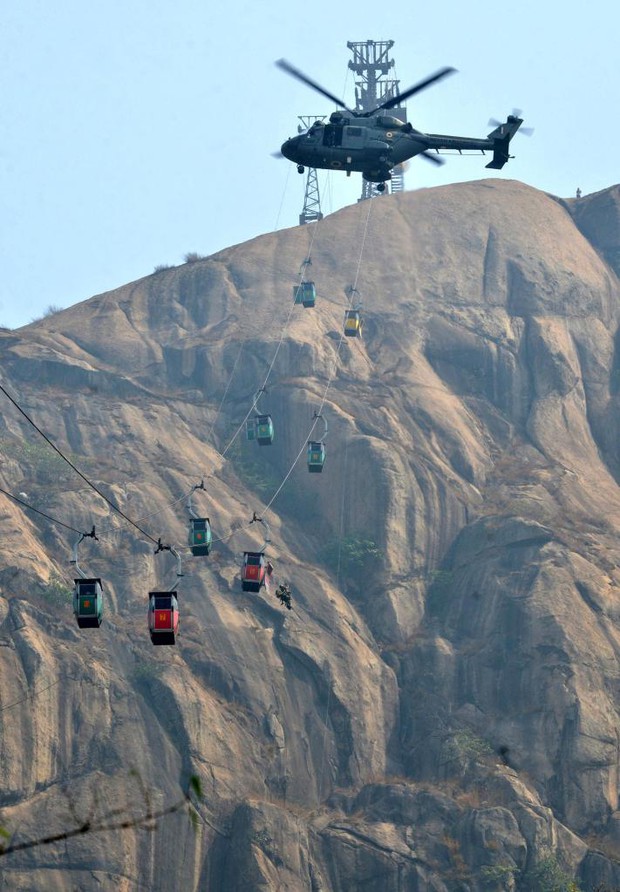 Video: 3 people died after falling from a helicopter to rescue tourists stuck in the cable car - Photo 7.