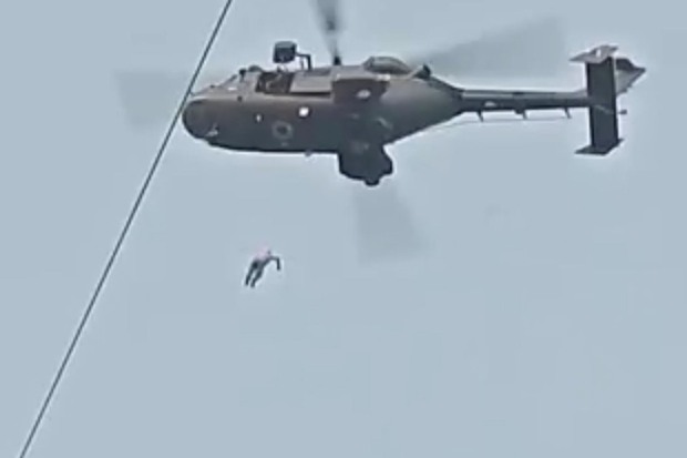 Video: 3 people died after falling from a helicopter to rescue tourists stuck in the cable car - Photo 8.