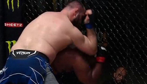 Bị đánh gục bằng đòn đánh phạm quy, võ sĩ UFC nhận trận thua trong ấm ức - Ảnh 2.