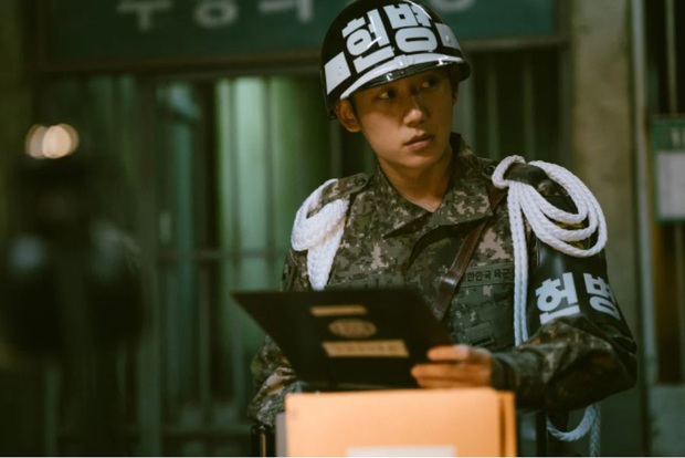 4 mỹ nam Hàn đẹp rụng rời trong trang phục quân nhân: Hyun Bin và Song Joong Ki ai hơn ai? - Ảnh 6.