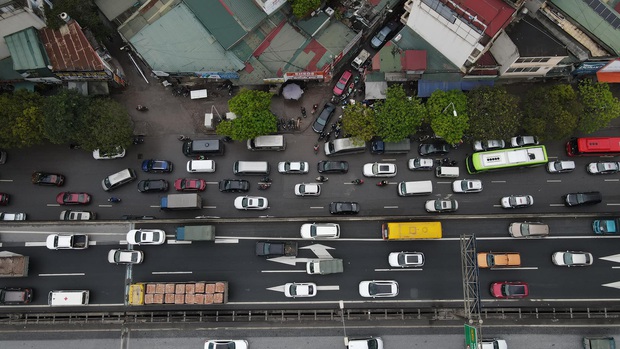 Dân công sở Hà Nội than trời vì tắc đường kinh hoàng trong sáng đầu tuần mưa rét: Đi cả tiếng đồng hồ vẫn chưa đến được công ty! - Ảnh 14.