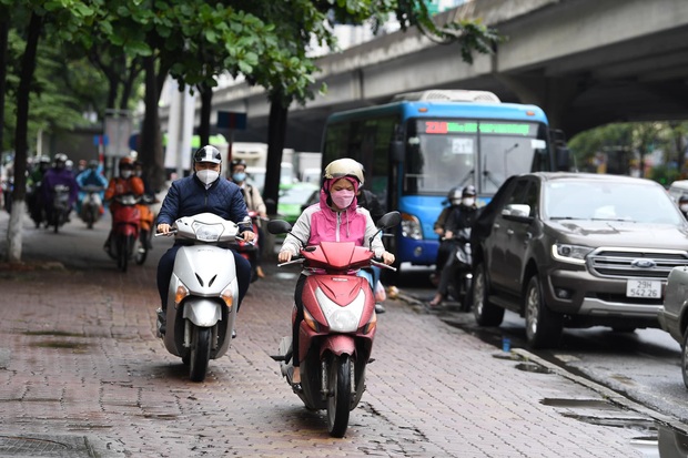 Dân công sở Hà Nội than trời vì tắc đường kinh hoàng trong sáng đầu tuần mưa rét: Đi cả tiếng đồng hồ vẫn chưa đến được công ty! - Ảnh 10.