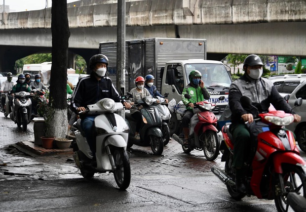 Dân công sở Hà Nội than trời vì tắc đường kinh hoàng trong sáng đầu tuần mưa rét: Đi cả tiếng đồng hồ vẫn chưa đến được công ty! - Ảnh 11.