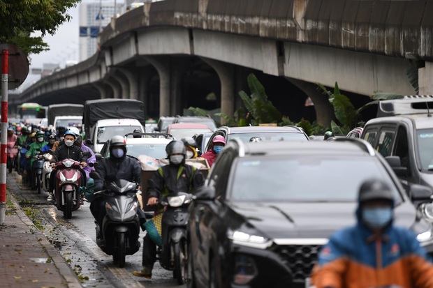 Dân công sở Hà Nội than trời vì tắc đường kinh hoàng trong sáng đầu tuần mưa rét: Đi cả tiếng đồng hồ vẫn chưa đến được công ty! - Ảnh 8.