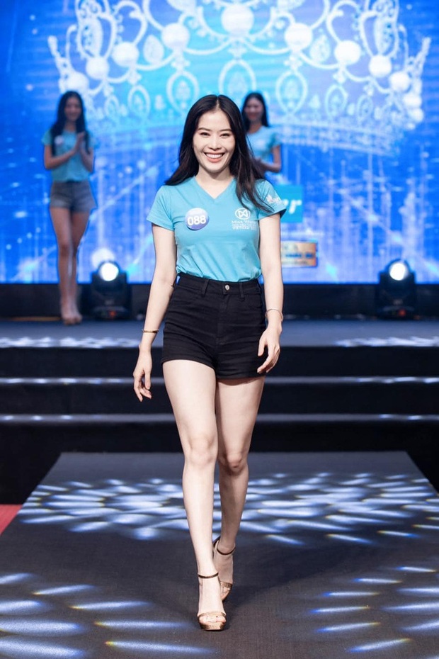 Buồn của Nam Em: Diện váy xẻ ngực đứng vị trí trung tâm vẫn bị loạt đàn em tươi xinh mơn mởn ở Miss World Vietnam đè bẹp - Ảnh 3.