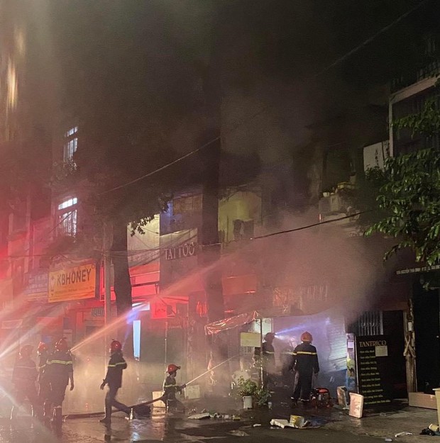 TP.HCM: Cháy tiệm tạp hóa lúc rạng sáng, 2 người được giải cứu kịp thời - Ảnh 1.