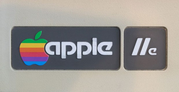 Apple's 46-year logo history: 8 logos with different purposes - Photo 3.