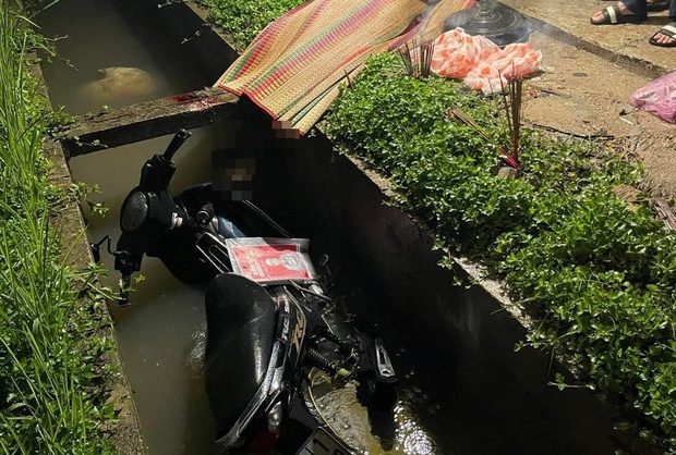 The motorbike plunged into the ditch, the man tragically died - Photo 1.