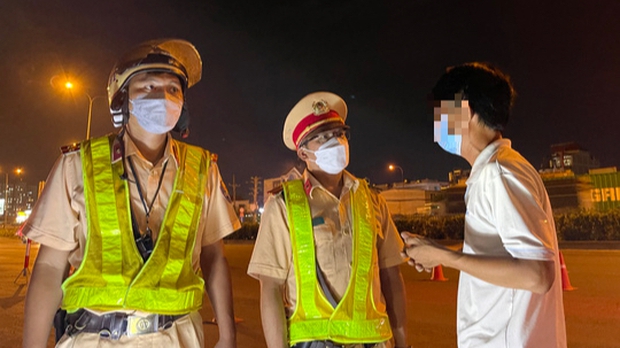   Being checked by the traffic police for alcohol content, the violator: 