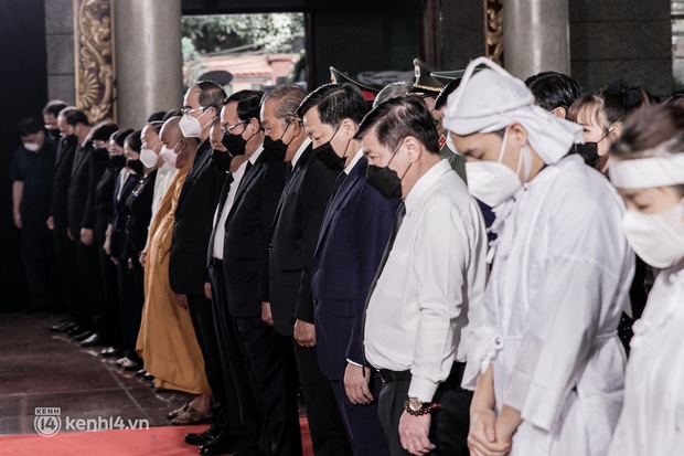 Những hình ảnh xúc động trong lễ truy điệu và di quan Phó Chủ tịch Thường trực UBND TP.HCM Lê Hòa Bình - Ảnh 3.