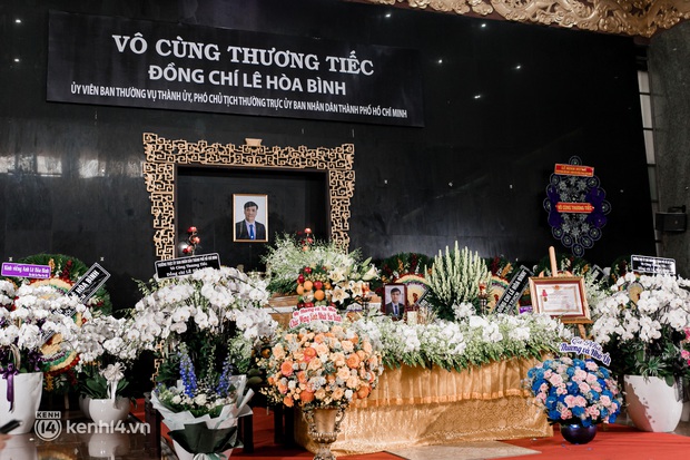 Những hình ảnh xúc động trong lễ truy điệu và di quan Phó Chủ tịch Thường trực UBND TP.HCM Lê Hòa Bình - Ảnh 1.