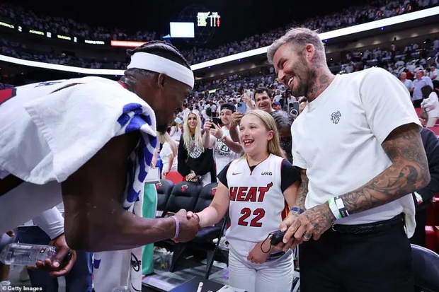 David Beckham gây náo loạn sân bóng NBA với visual sáng bừng, ai dè bị màn hò hét của ái nữ Harper giật spotlight - Ảnh 8.