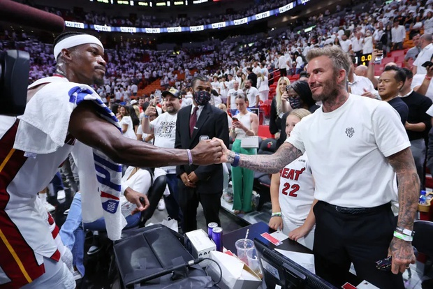 David Beckham gây náo loạn sân bóng NBA với visual sáng bừng, ai dè bị màn hò hét của ái nữ Harper giật spotlight - Ảnh 4.