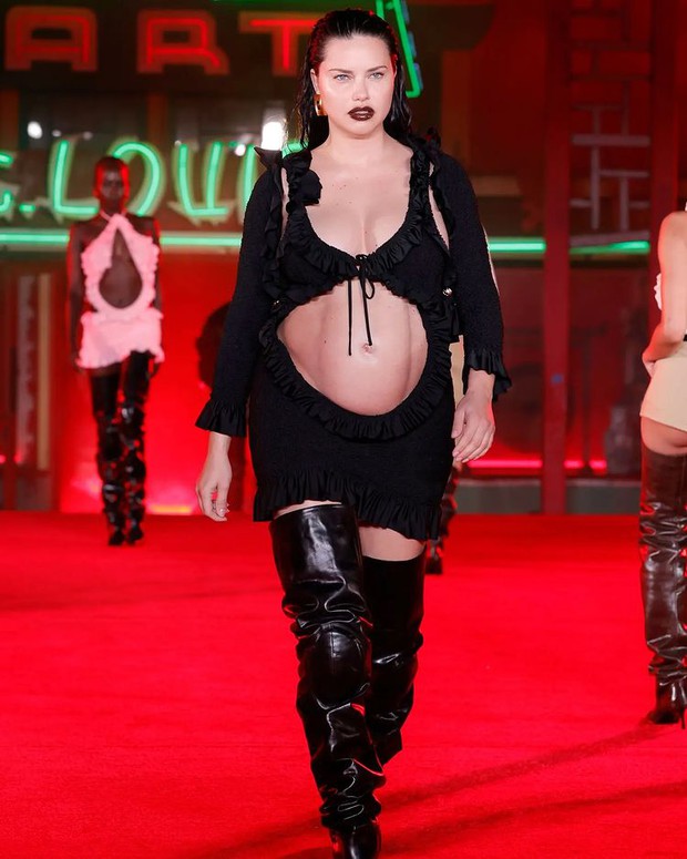 Netizens argue because the pregnant model is still wearing high heels to go to the catwalk: Rihanna was suddenly dragged into the drama for an inexplicable reason - Photo 4.