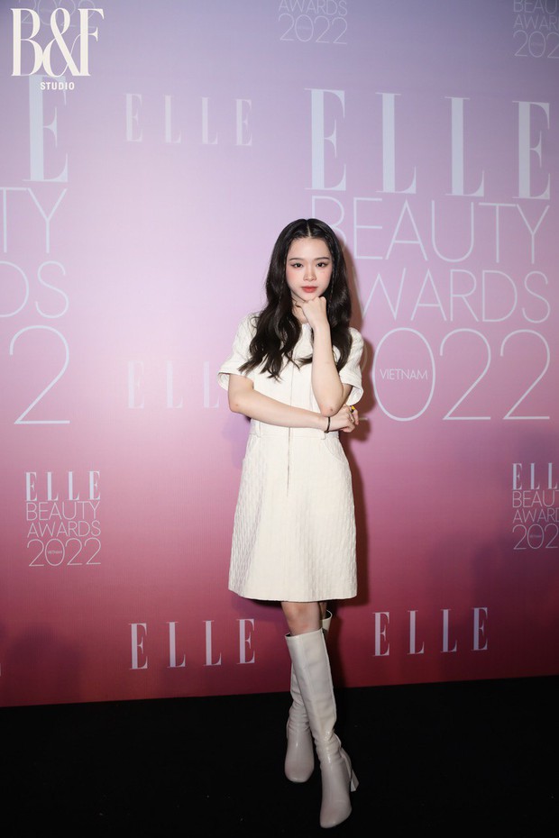 Thảm đỏ Elle Beauty Awards 2022: Tiểu Vy - Lương Thùy Linh sexy hết nấc, Hoàng Oanh xuất hiện đầy thần thái hậu ly hôn - Ảnh 13.