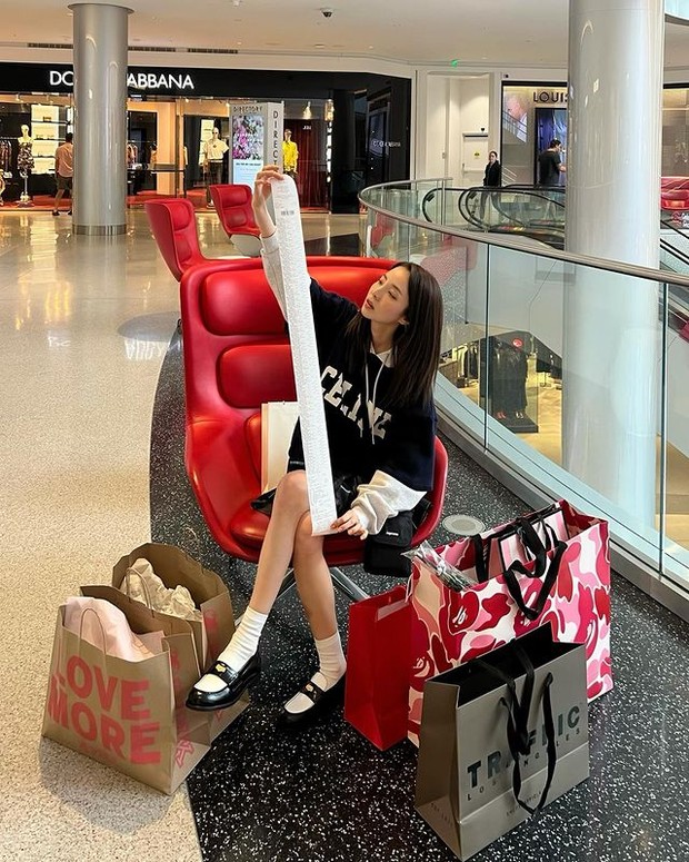 Chị đại Dara (2NE1) càn quét TTTM Los Angeles: Chốt đơn toàn hàng hiệu, nhìn bill shopping dài cả mét là biết chiến tích khủng cỡ nào - Ảnh 2.